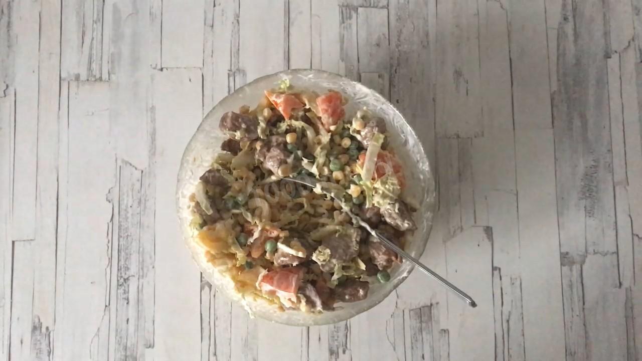 Шаг 7 приготовления Салат с пекинской капустой и горошком из индейки