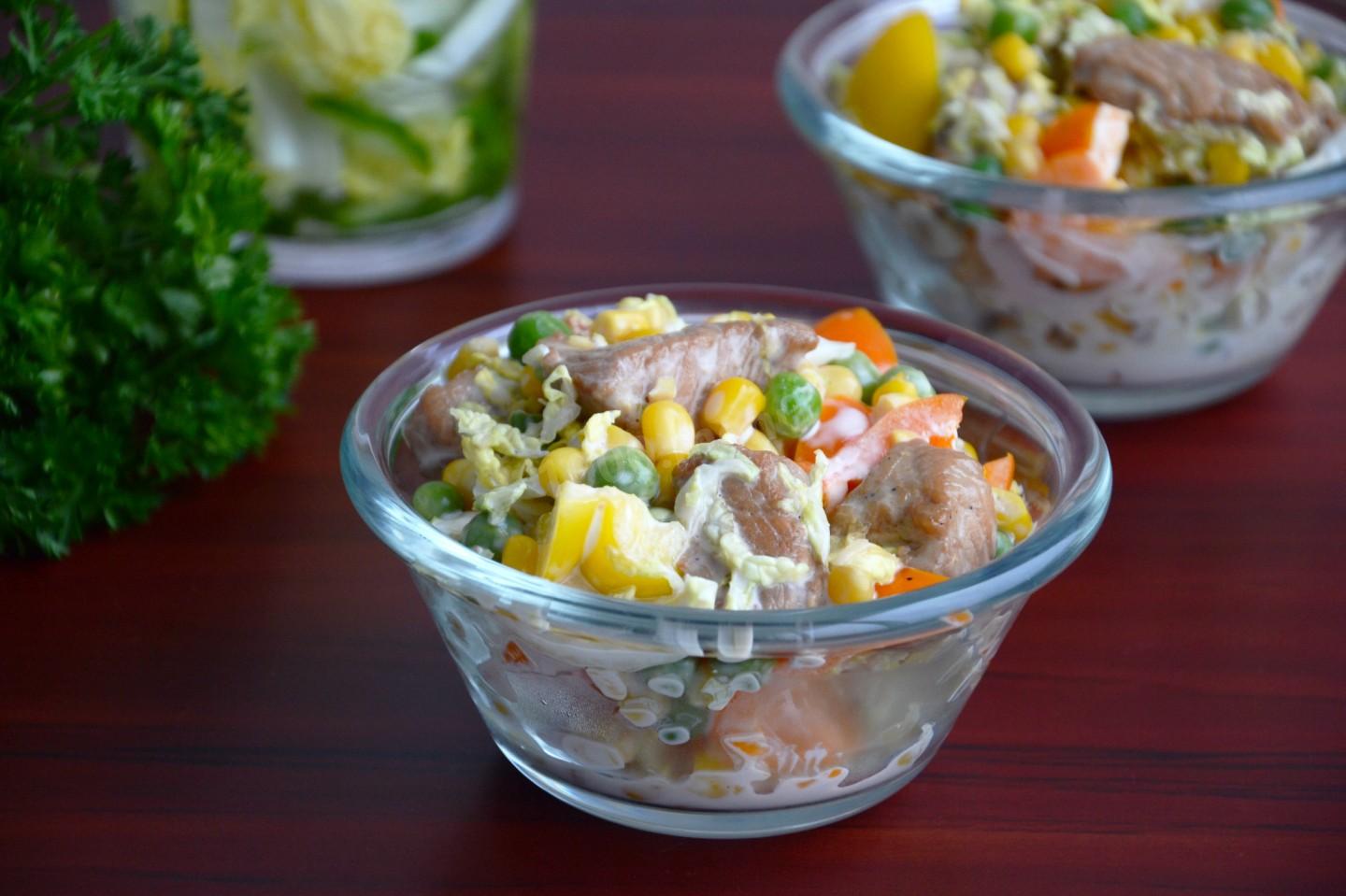 Обложка рецепта Салат с пекинской капустой и горошком из индейки
