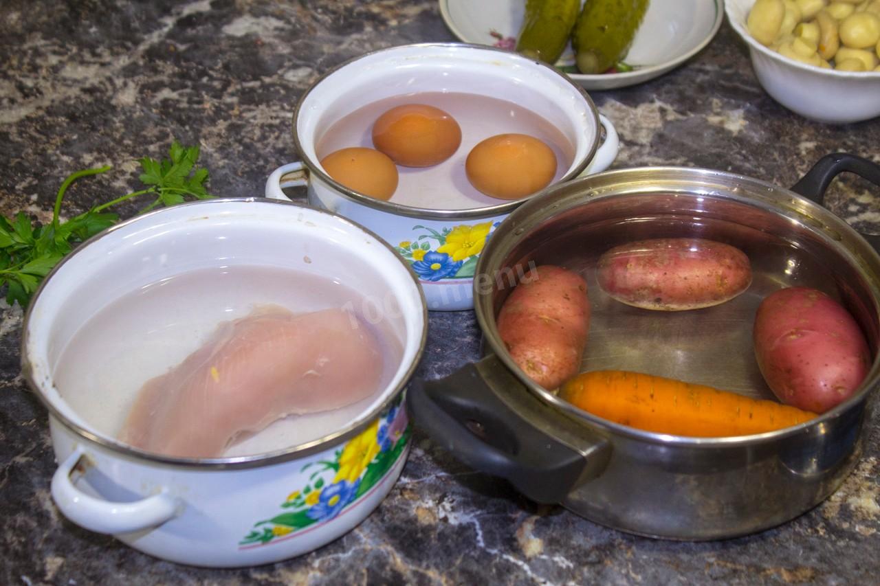 Шаг 2 приготовления Салат Грибная поляна с курицей