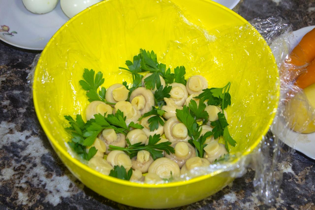 Шаг 5 приготовления Салат Грибная поляна с курицей