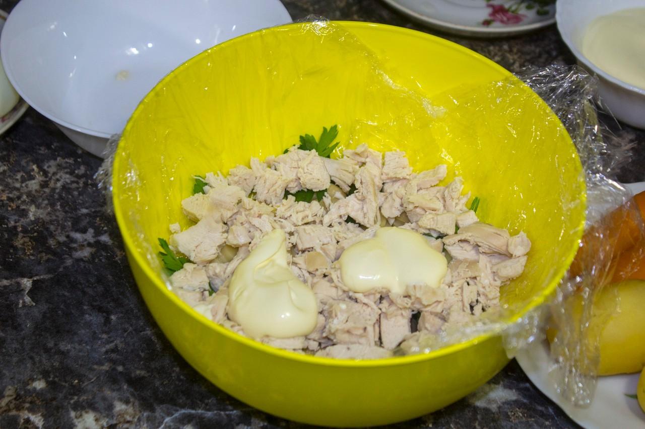 Шаг 6 приготовления Салат Грибная поляна с курицей