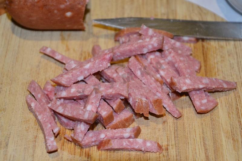 Шаг 3 приготовления Салат с капустой пекинской и колбасой копченой