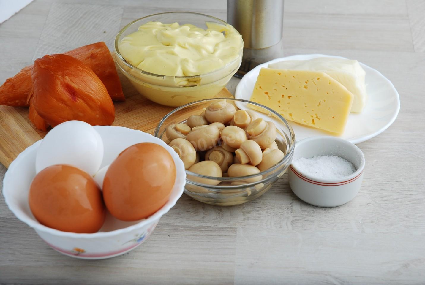 Шаг 1 приготовления Салат с копченой грудкой и грибами маринованными
