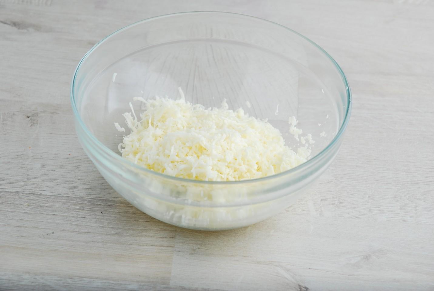 Шаг 7 приготовления Салат с копченой грудкой и грибами маринованными