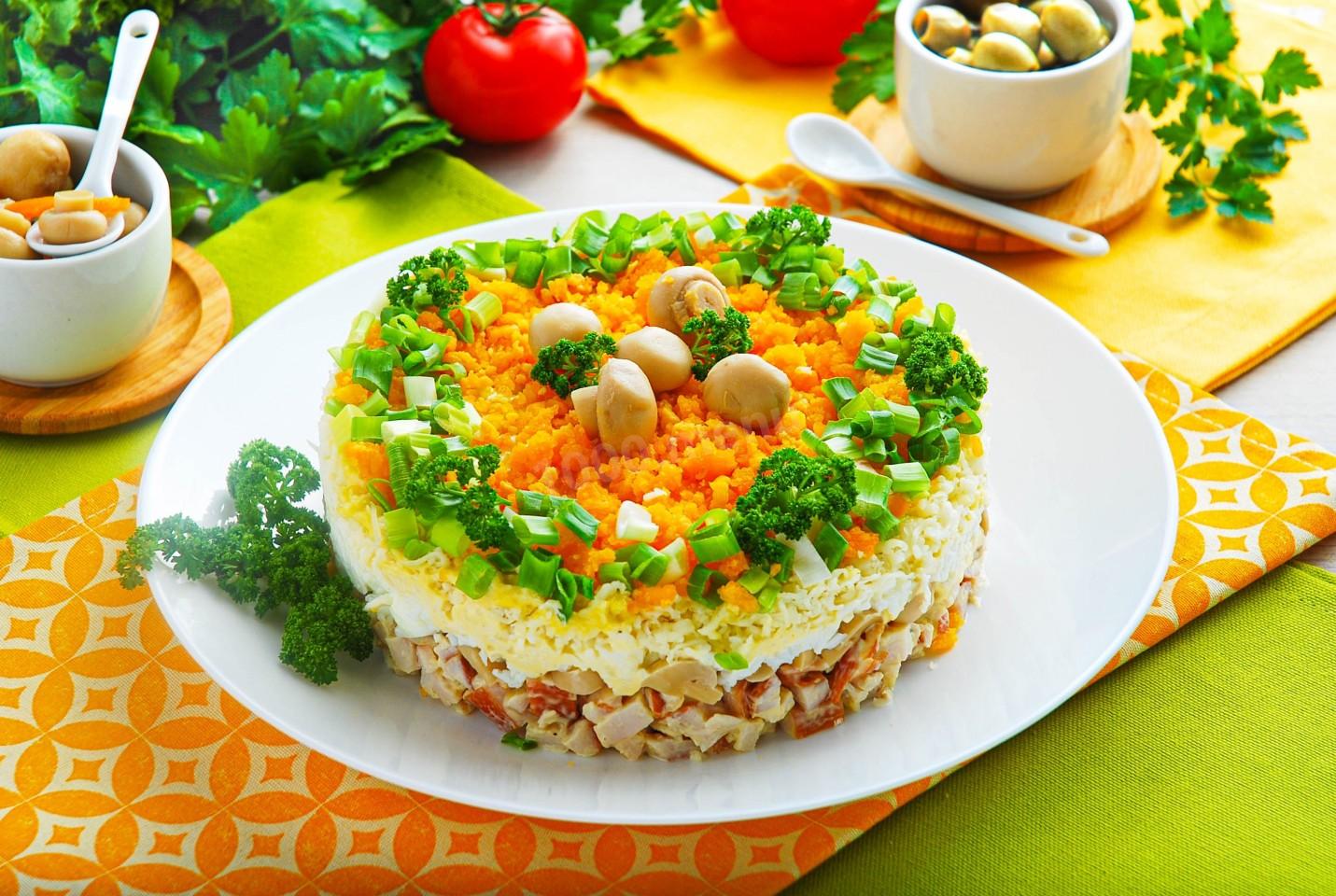 Обложка рецепта Салат с копченой грудкой и грибами маринованными