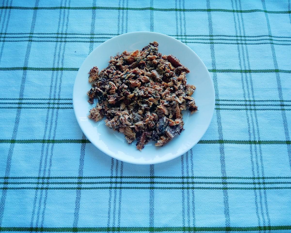 Шаг 2 приготовления Салат с консервированной сайрой, огурцом и яйцом