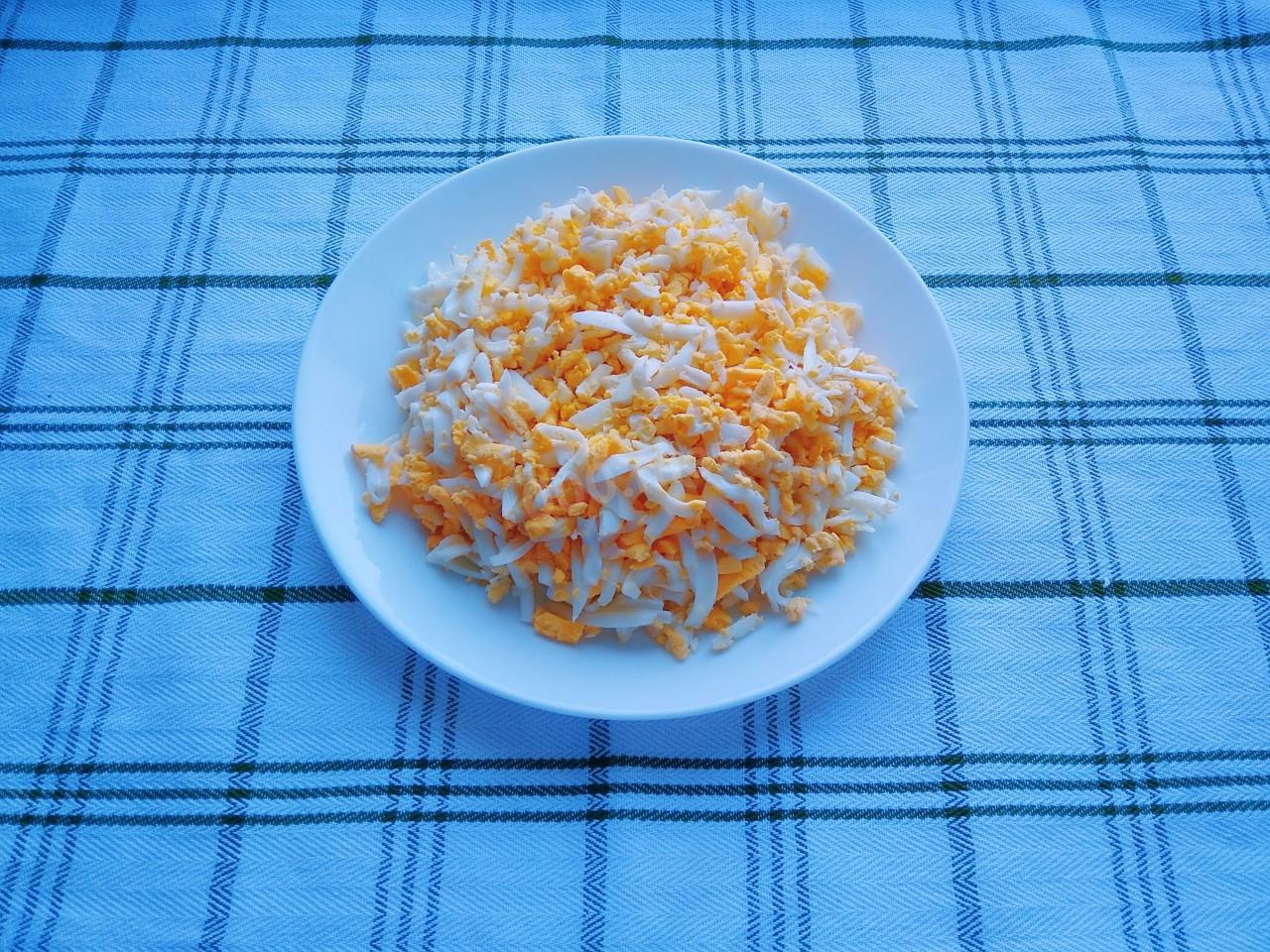 Шаг 4 приготовления Салат с консервированной сайрой, огурцом и яйцом