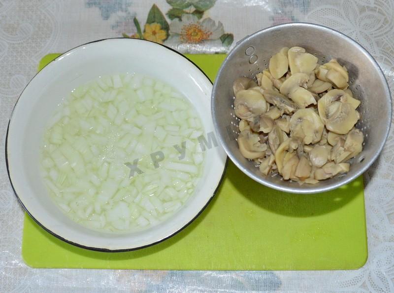 Шаг 2 приготовления Салат Гурман с курицей и грибами