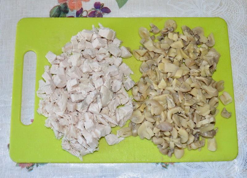 Шаг 5 приготовления Салат Гурман с курицей и грибами