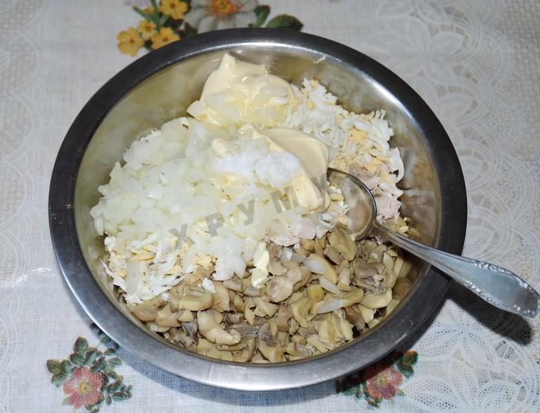 Шаг 7 приготовления Салат Гурман с курицей и грибами