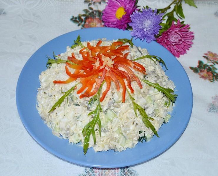 Шаг 8 приготовления Салат Гурман с курицей и грибами