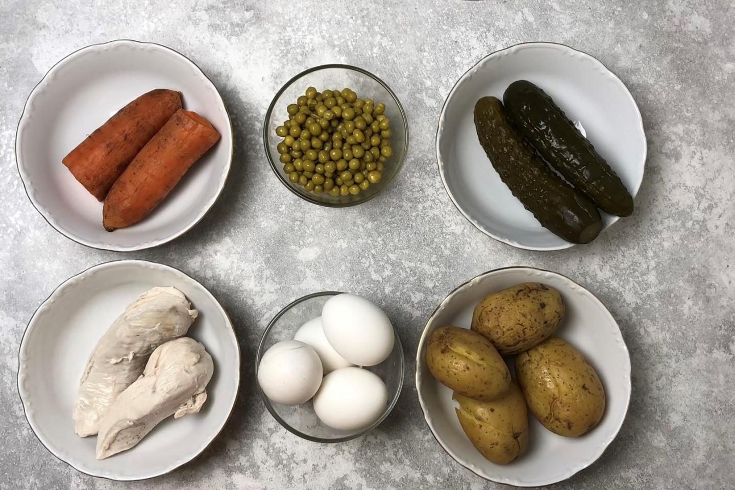 Шаг 1 приготовления Салат ПП Оливье без майонеза с йогуртом и курицей
