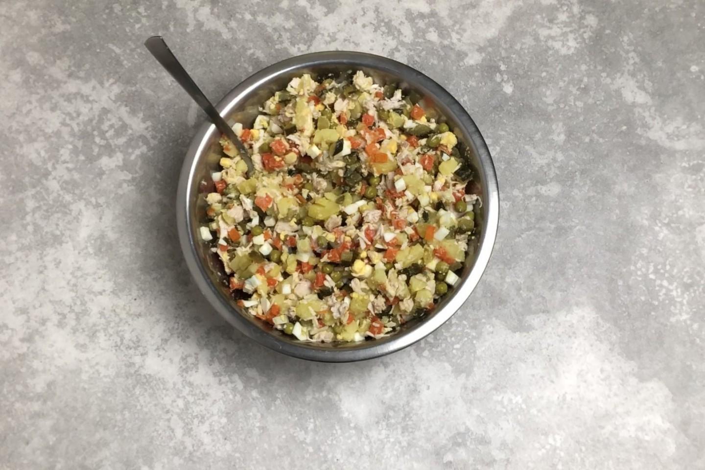 Шаг 8 приготовления Салат ПП Оливье без майонеза с йогуртом и курицей