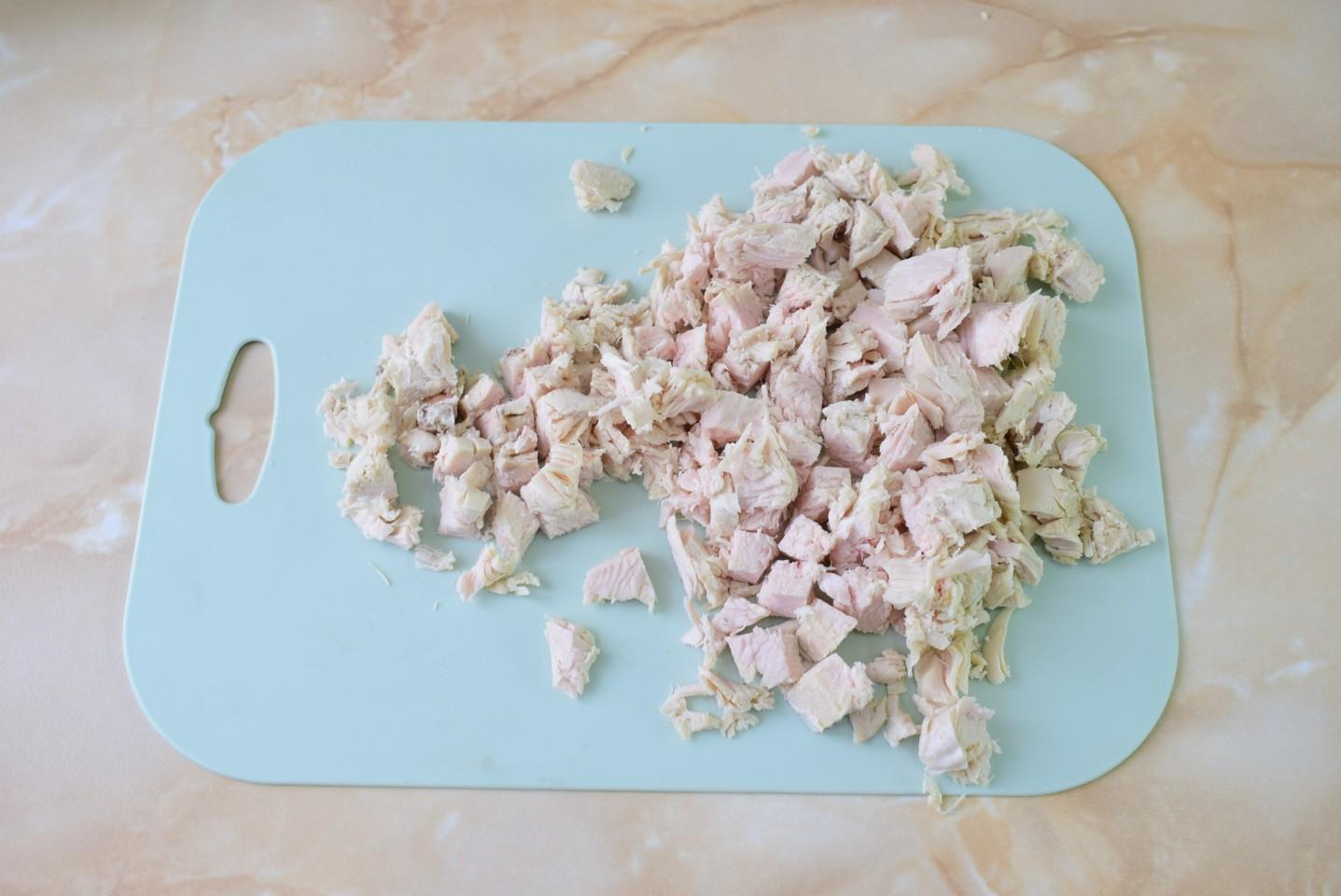 Шаг 2 приготовления Салат куриная грудка кукуруза сыр огурец