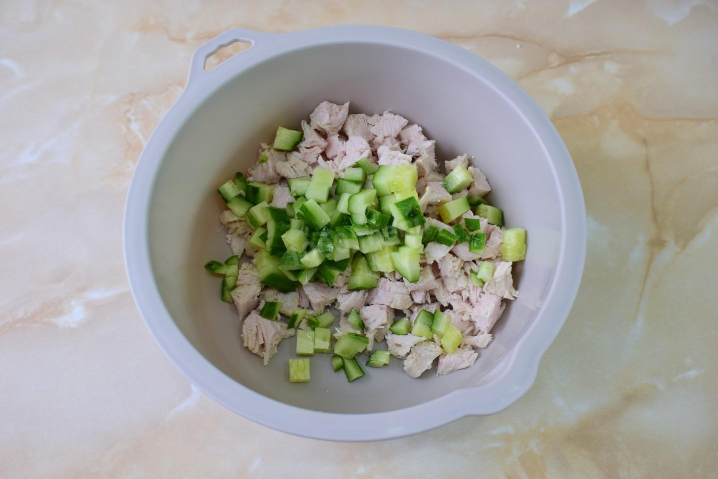 Шаг 3 приготовления Салат куриная грудка кукуруза сыр огурец