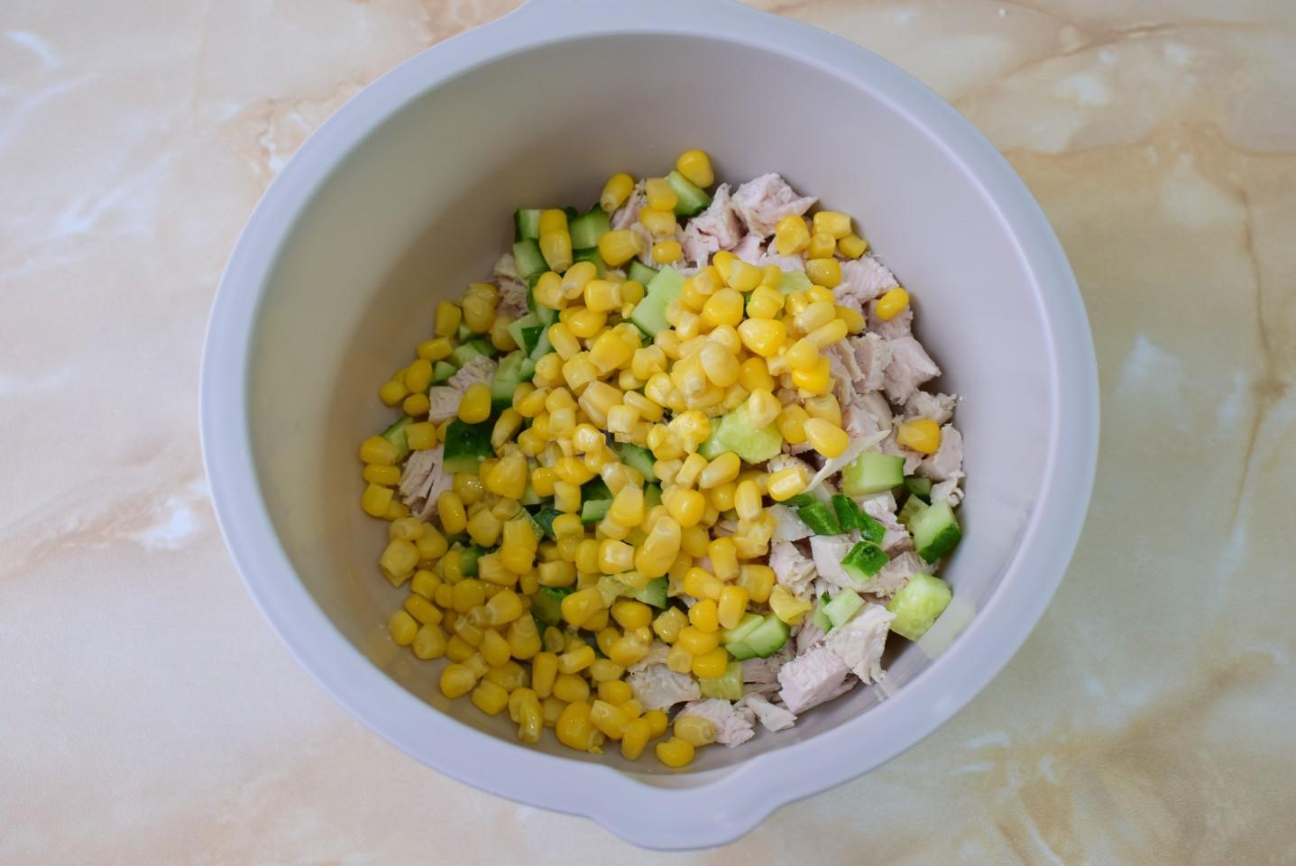 Шаг 4 приготовления Салат куриная грудка кукуруза сыр огурец
