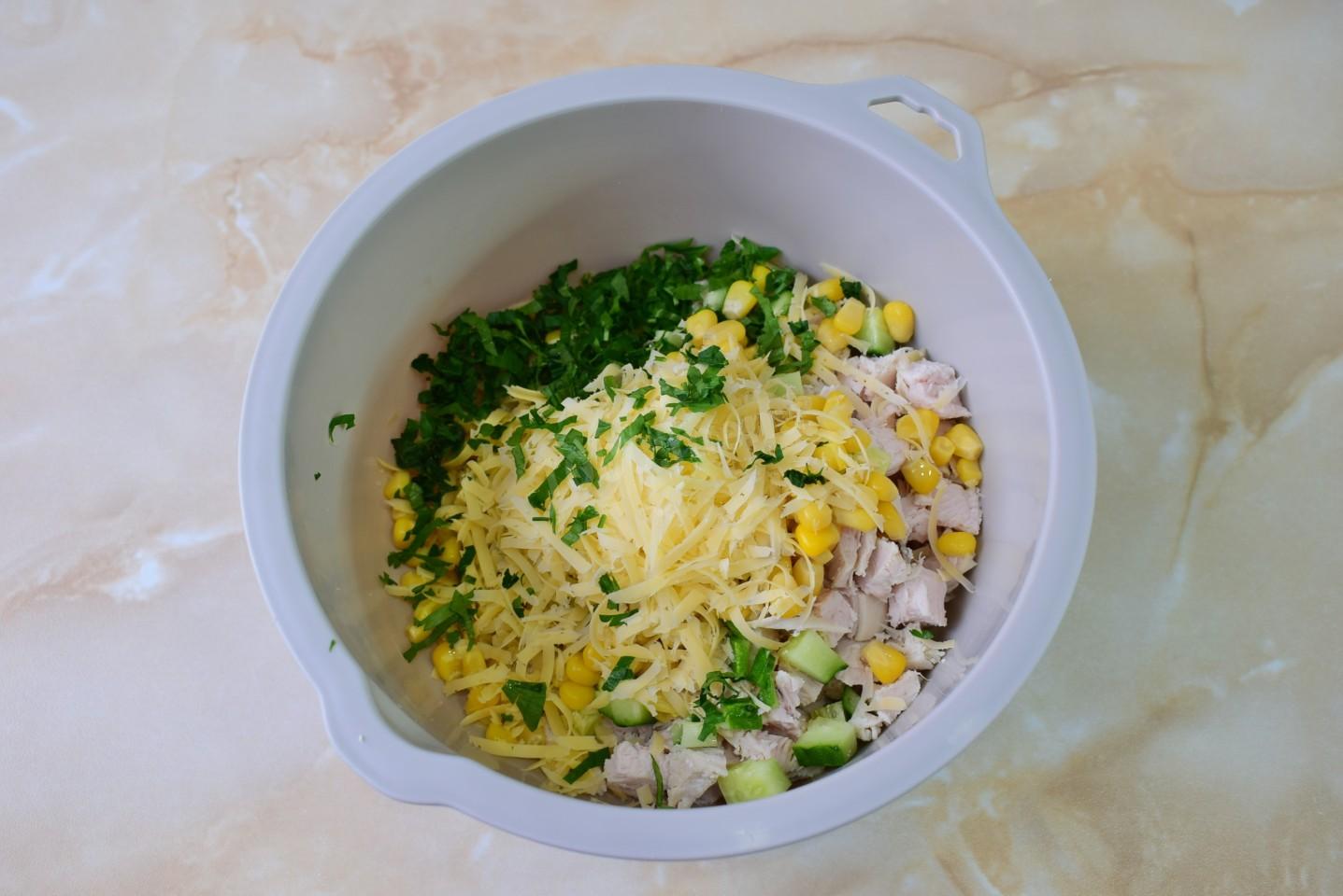 Шаг 5 приготовления Салат куриная грудка кукуруза сыр огурец