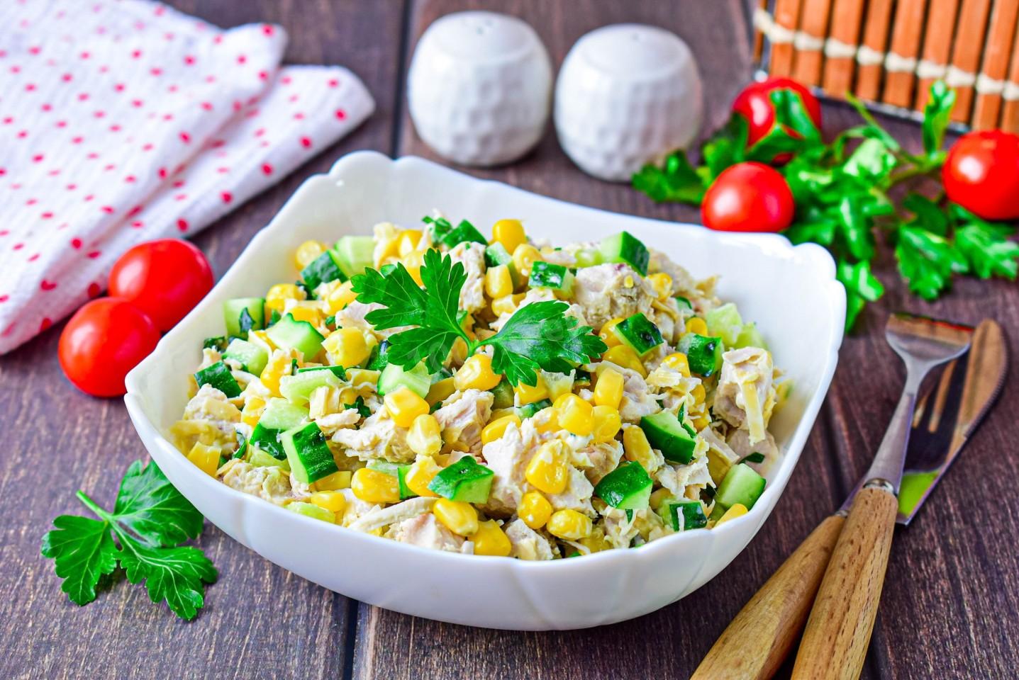 Обложка рецепта Салат куриная грудка кукуруза сыр огурец
