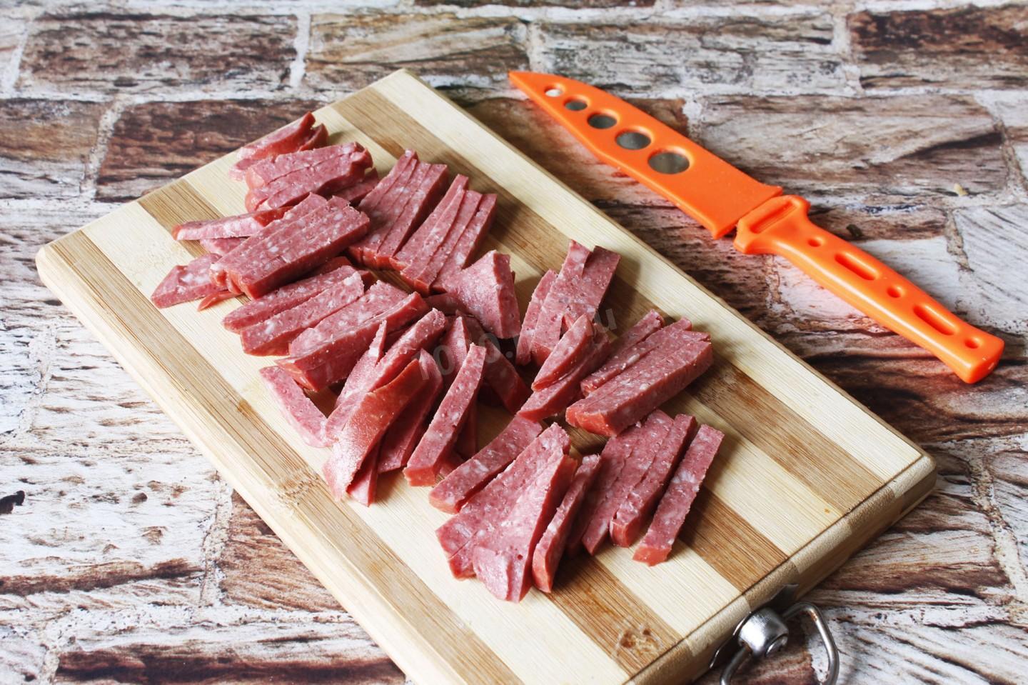 Шаг 1 приготовления Салат с полукопченой колбасой и кукурузой