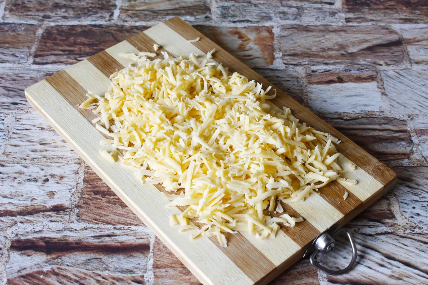 Шаг 2 приготовления Салат с полукопченой колбасой и кукурузой