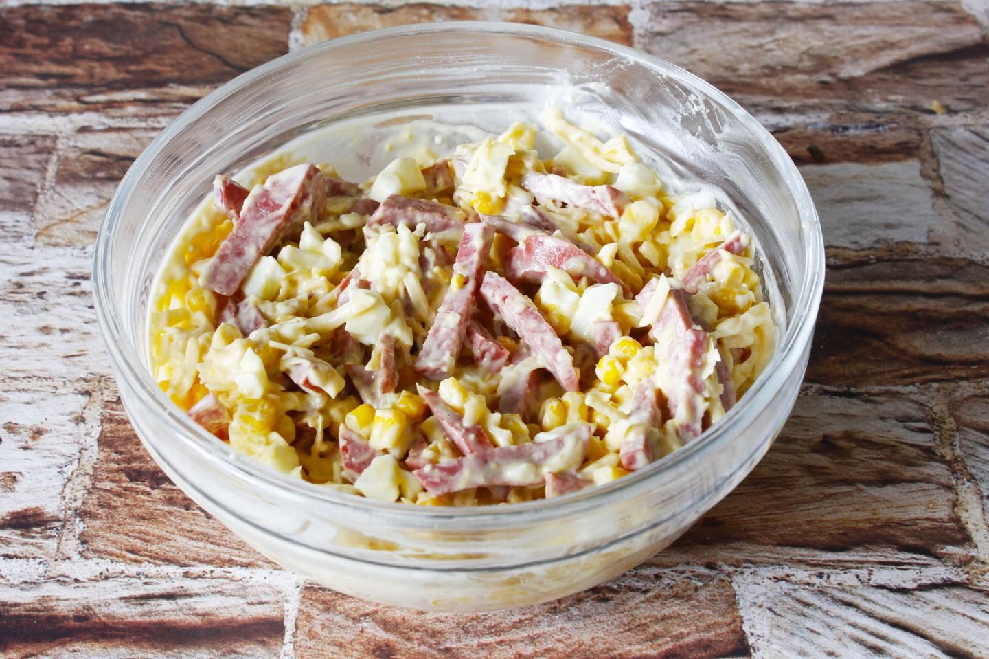 Шаг 5 приготовления Салат с полукопченой колбасой и кукурузой