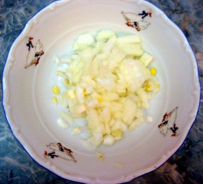 Шаг 2 приготовления Салат из куриного филе, сыра и яиц