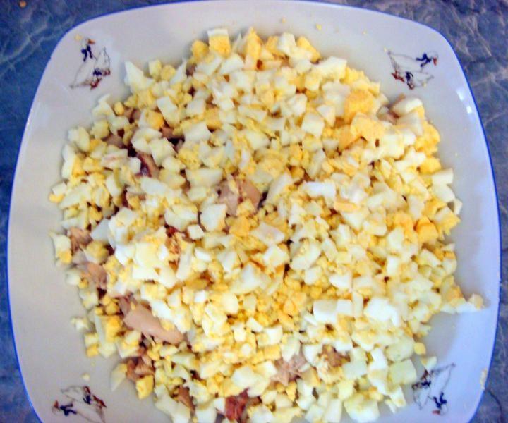 Шаг 5 приготовления Салат из куриного филе, сыра и яиц