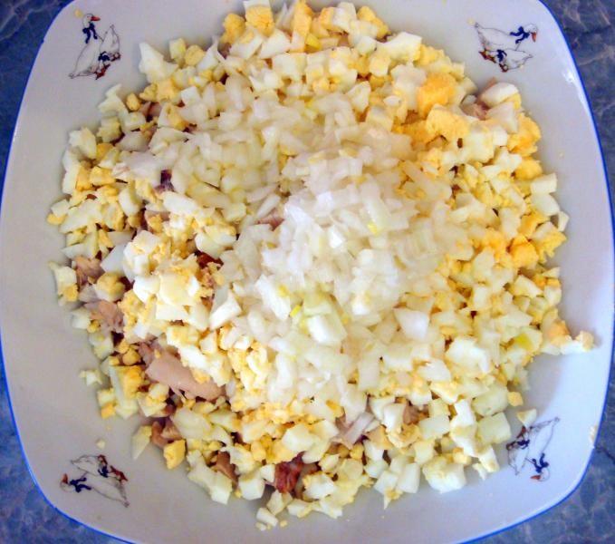 Шаг 6 приготовления Салат из куриного филе, сыра и яиц