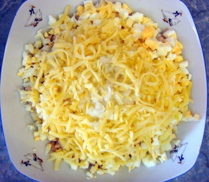 Шаг 7 приготовления Салат из куриного филе, сыра и яиц