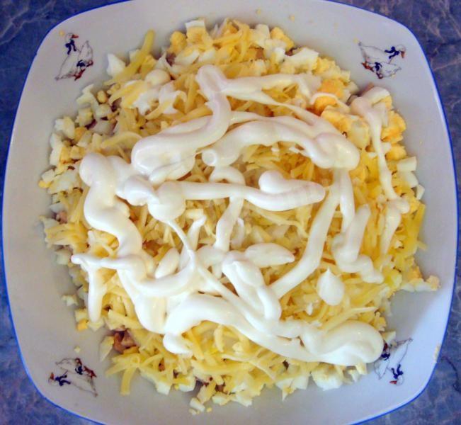 Шаг 8 приготовления Салат из куриного филе, сыра и яиц
