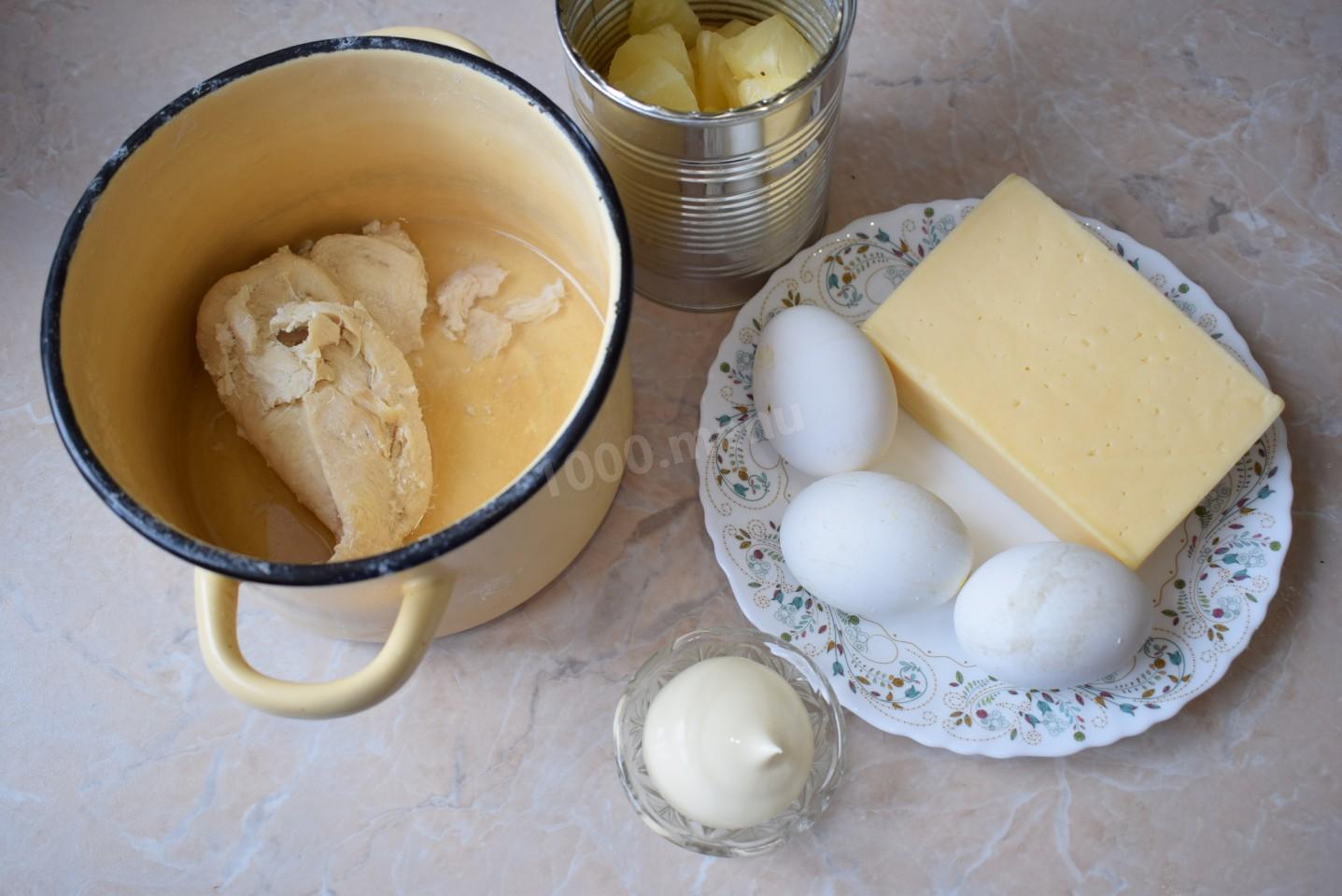 Шаг 1 приготовления Салат с консервированными ананасами и курицей