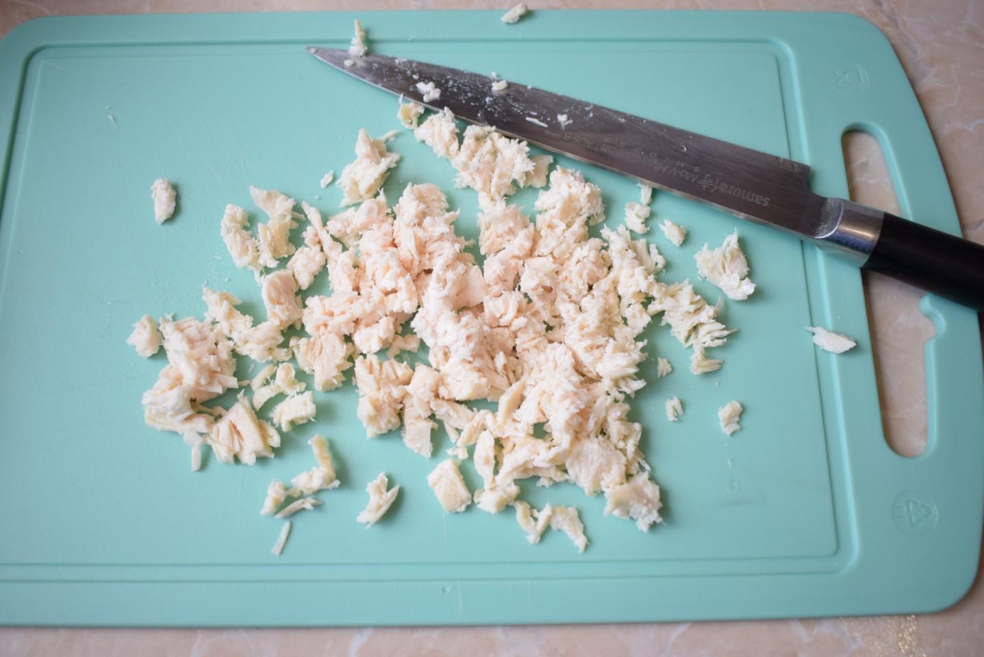 Шаг 2 приготовления Салат с консервированными ананасами и курицей