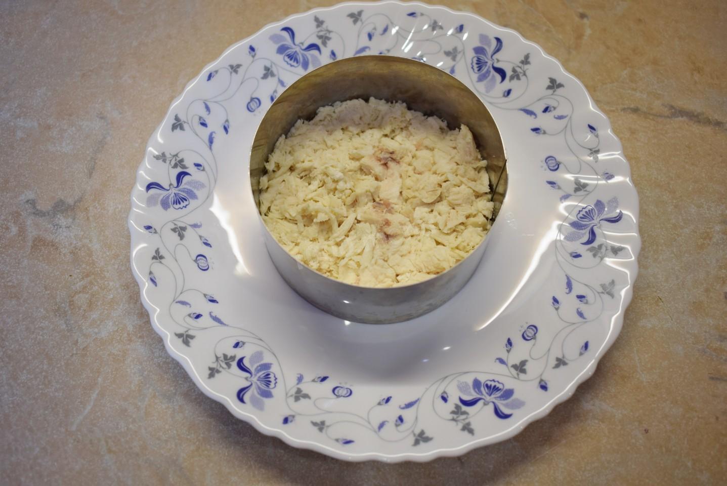 Шаг 3 приготовления Салат с консервированными ананасами и курицей