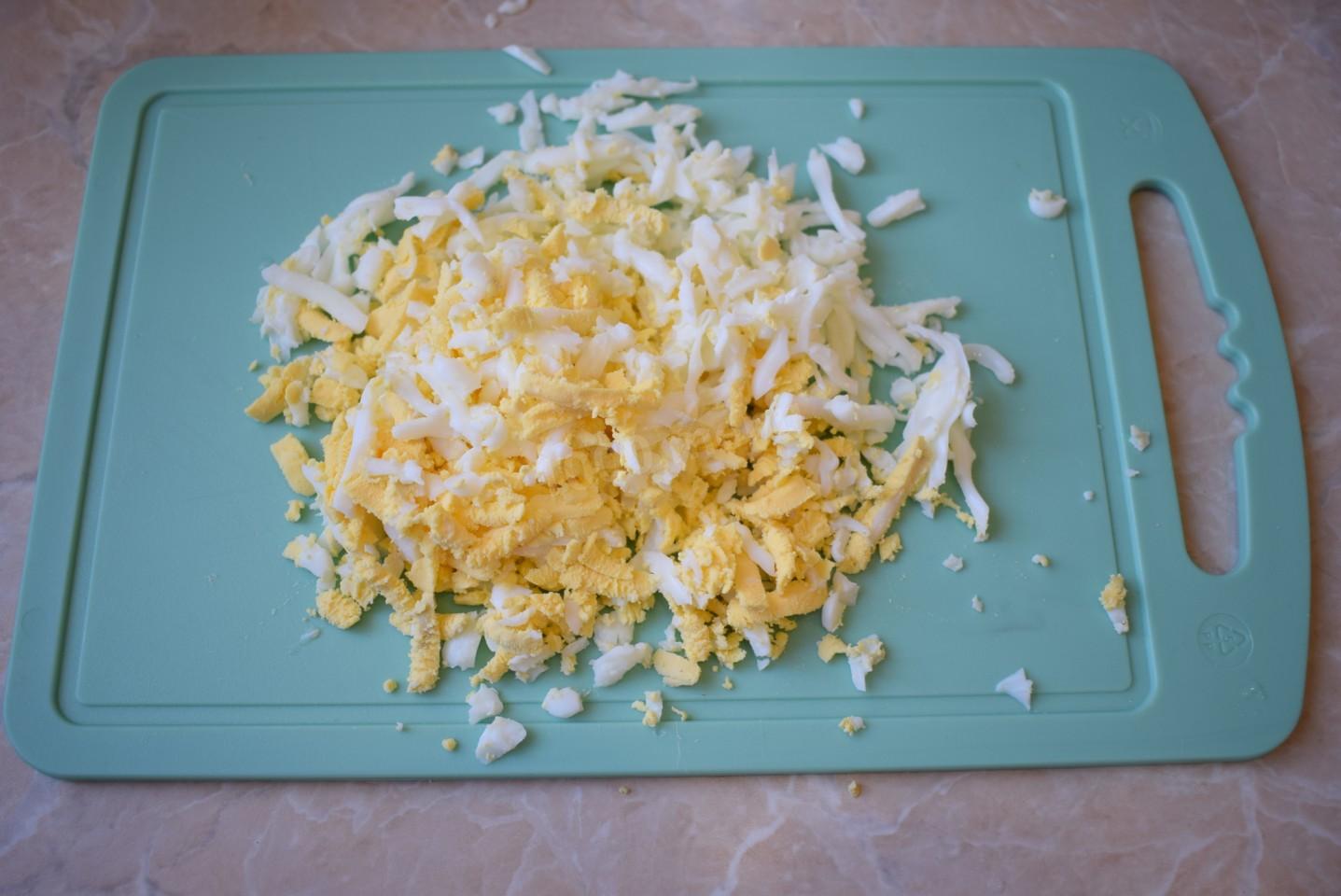 Шаг 4 приготовления Салат с консервированными ананасами и курицей