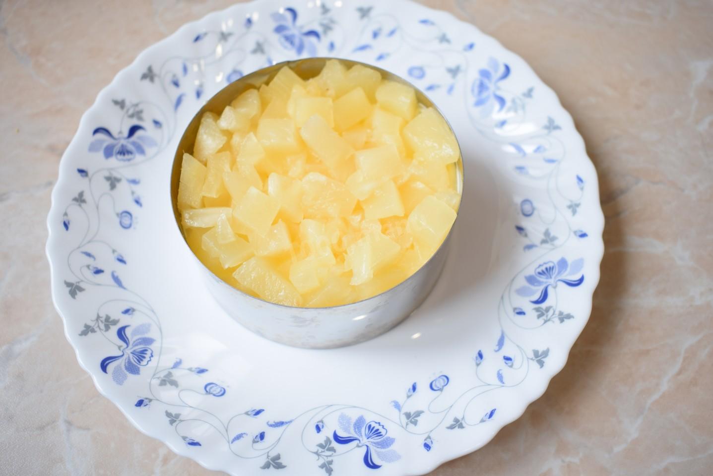 Шаг 6 приготовления Салат с консервированными ананасами и курицей