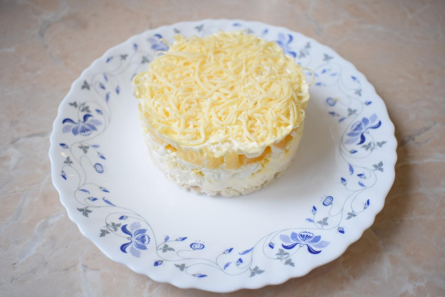 Шаг 8 приготовления Салат с консервированными ананасами и курицей