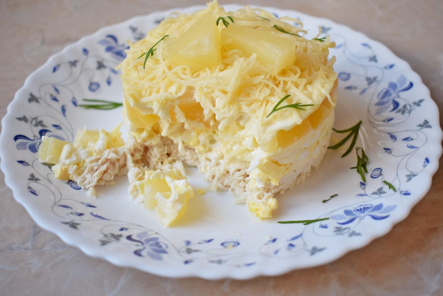 Шаг 9 приготовления Салат с консервированными ананасами и курицей