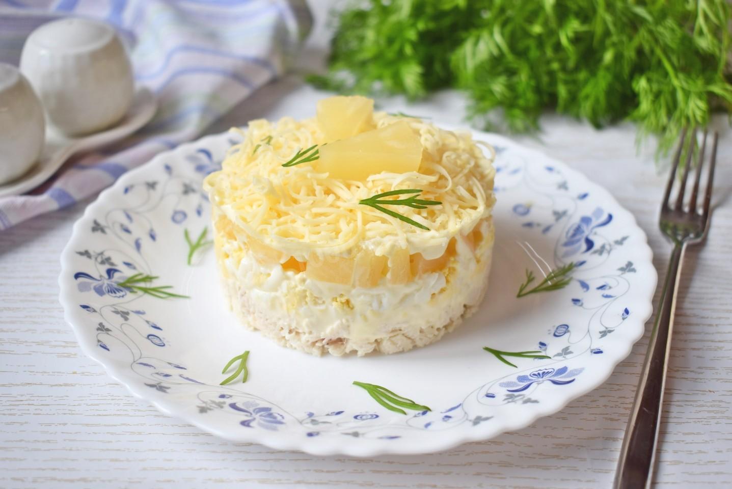 Обложка рецепта Салат с консервированными ананасами и курицей
