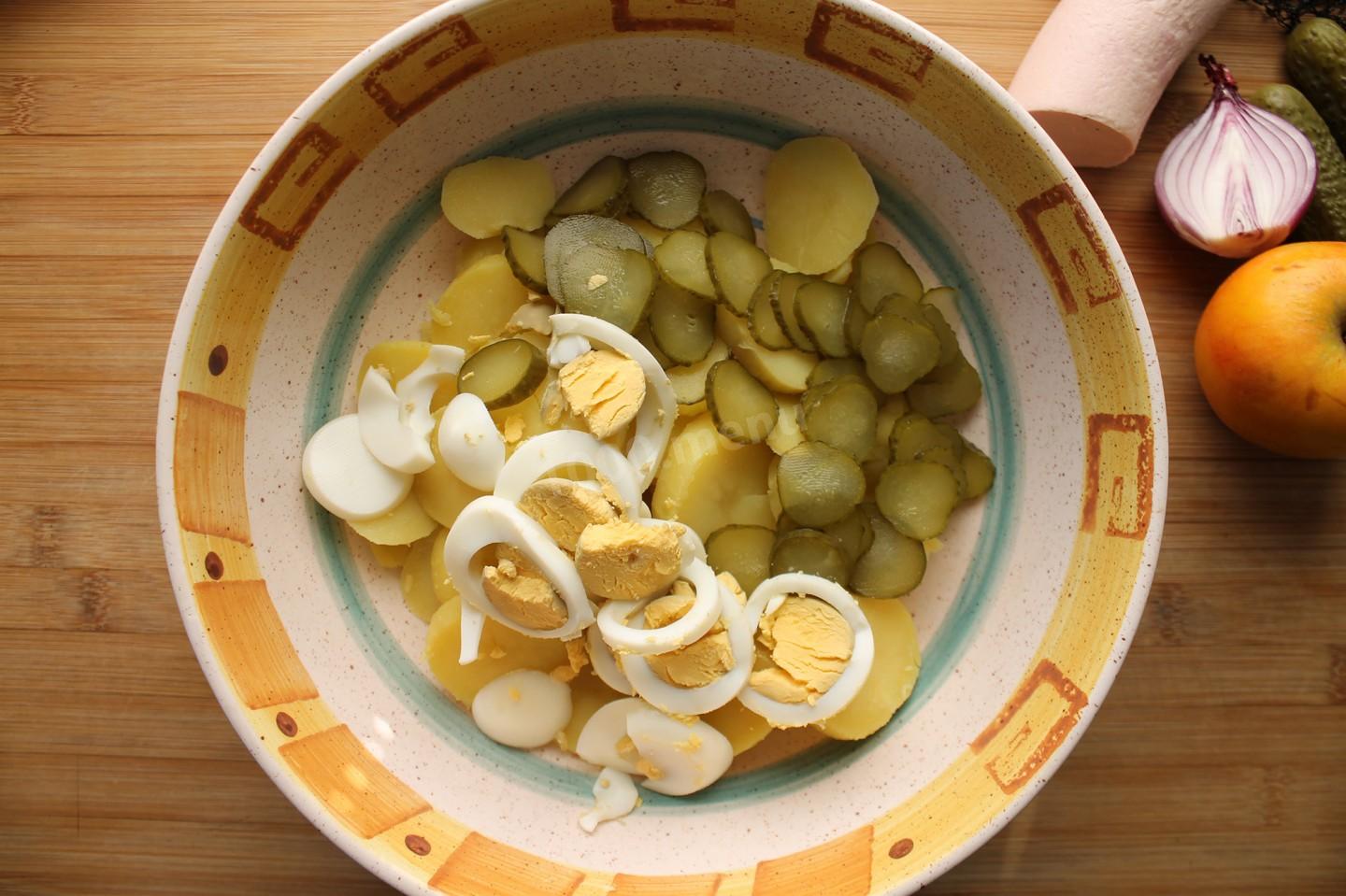 Шаг 4 приготовления Салат с картошкой колбасой и огурцом