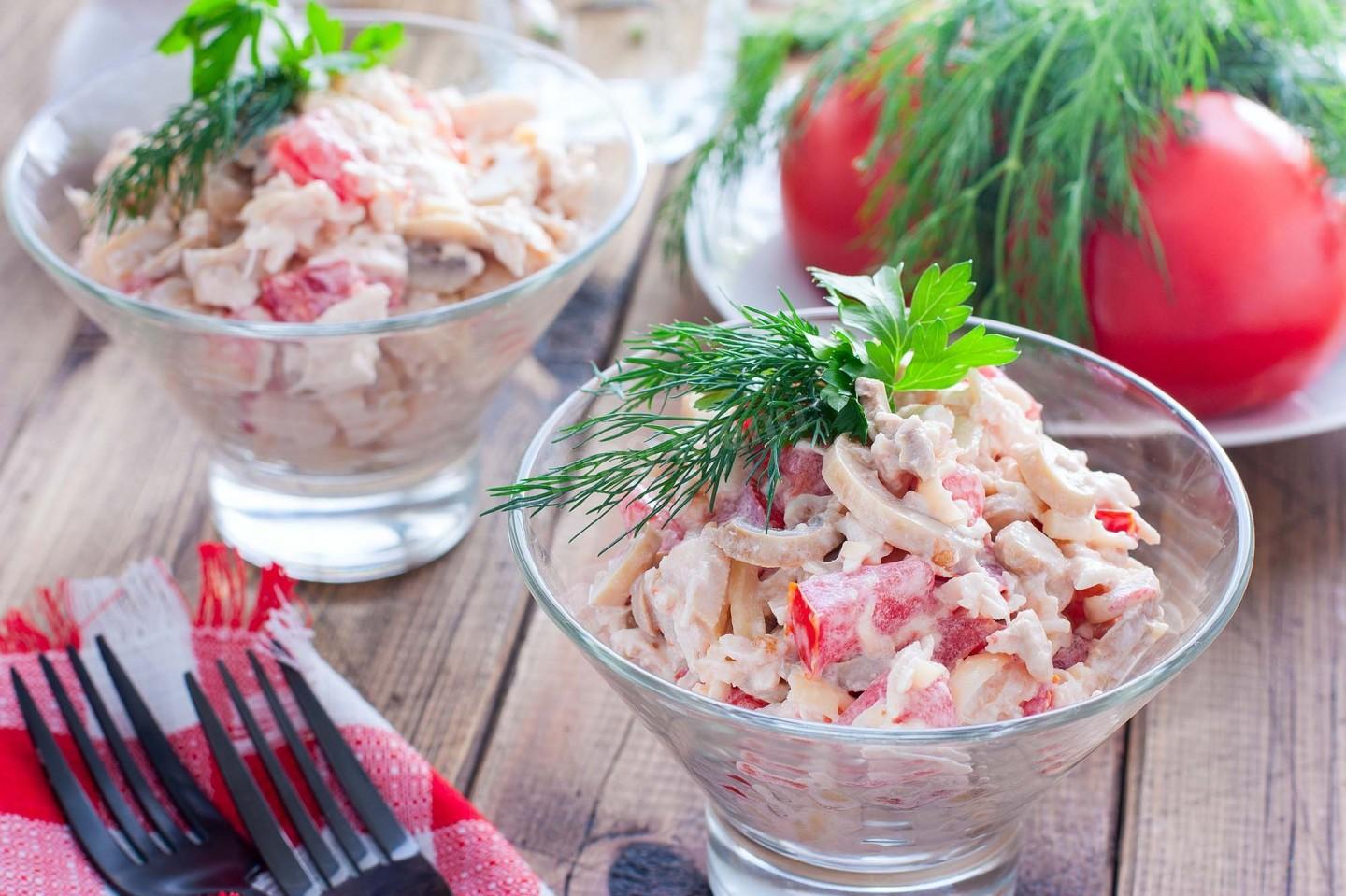 Обложка рецепта Салат Алекс с курицей и шампиньонами