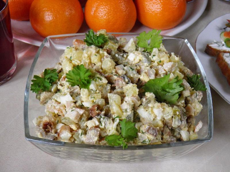 Обложка рецепта Салат Боярский с курицей и грибами
