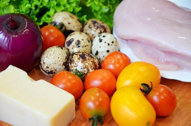 Шаг 1 приготовления Салат с перепелиными яйцами, помидорами и курицей