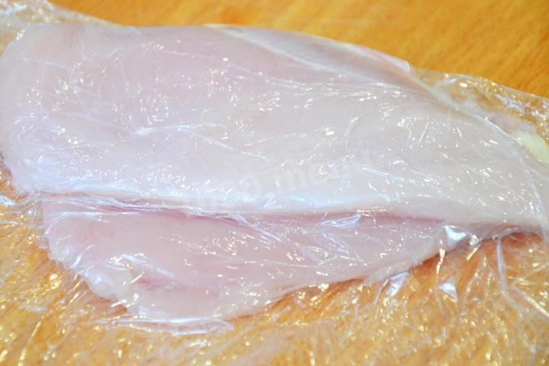 Шаг 2 приготовления Салат с перепелиными яйцами, помидорами и курицей