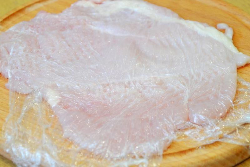 Шаг 3 приготовления Салат с перепелиными яйцами, помидорами и курицей