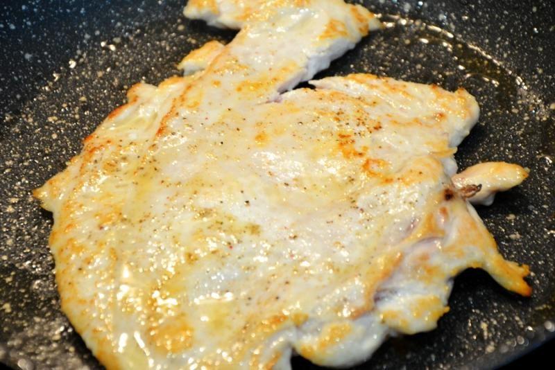 Шаг 4 приготовления Салат с перепелиными яйцами, помидорами и курицей