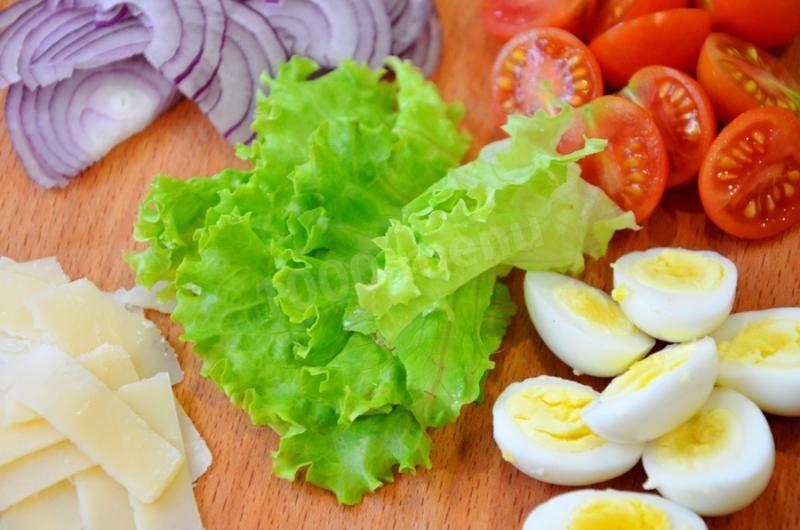 Шаг 5 приготовления Салат с перепелиными яйцами, помидорами и курицей