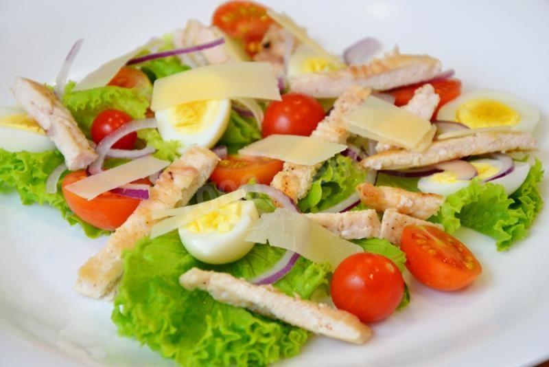 Шаг 6 приготовления Салат с перепелиными яйцами, помидорами и курицей