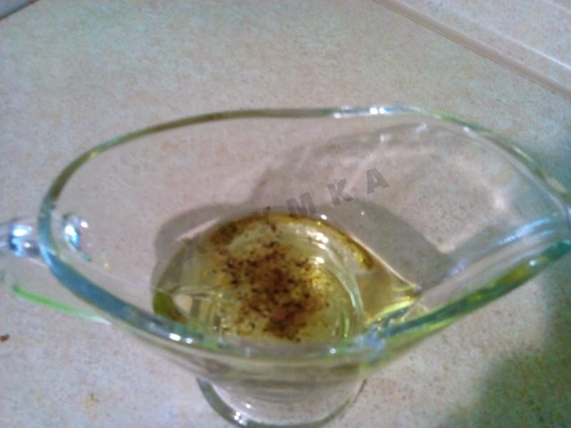 Шаг 7 приготовления Салат с помидорами и оливками