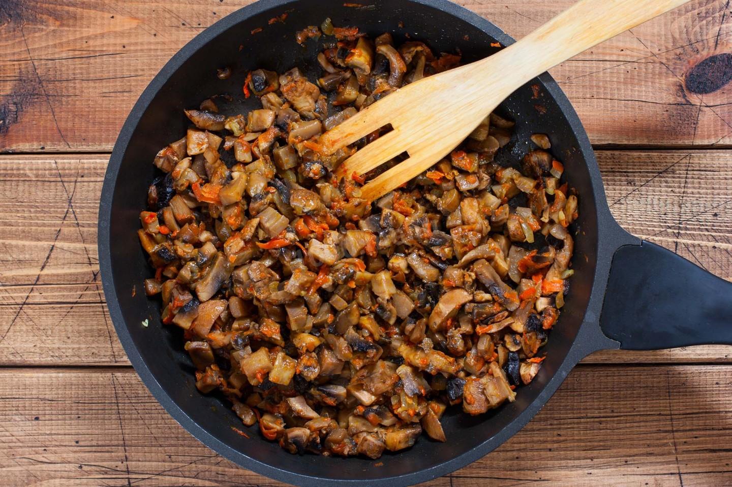 Шаг 2 приготовления Салат с копченой куриной грудкой и шампиньонами