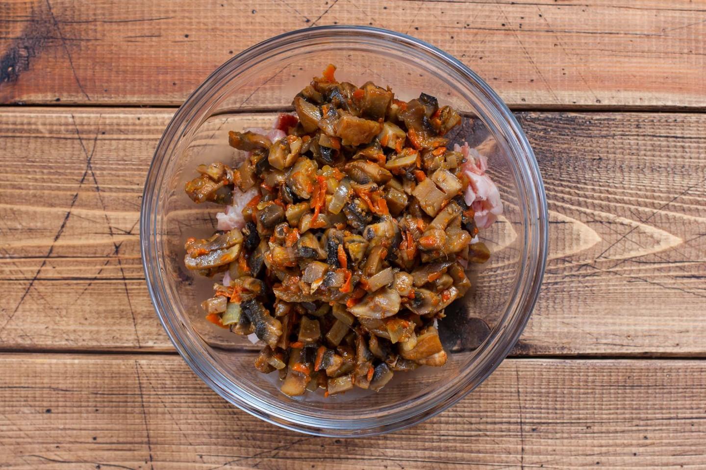 Шаг 4 приготовления Салат с копченой куриной грудкой и шампиньонами